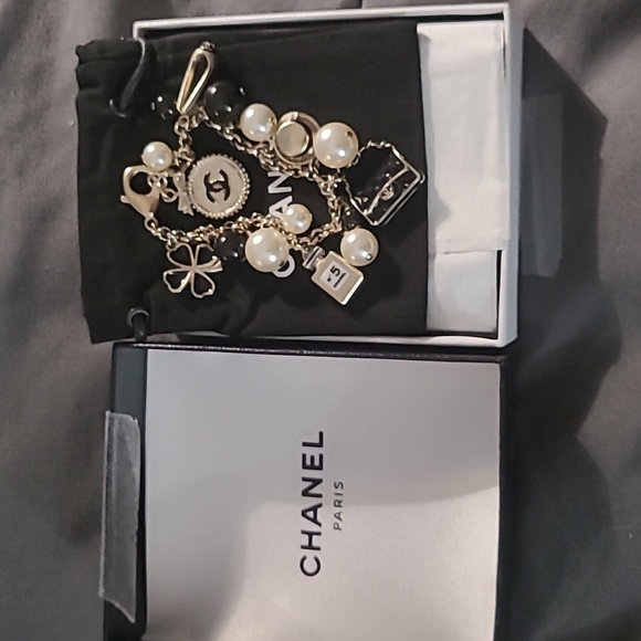 💯 AUTHENTIC LIMITED EDITION CHANEL CHARM BRACELET - Picture 1 of 7